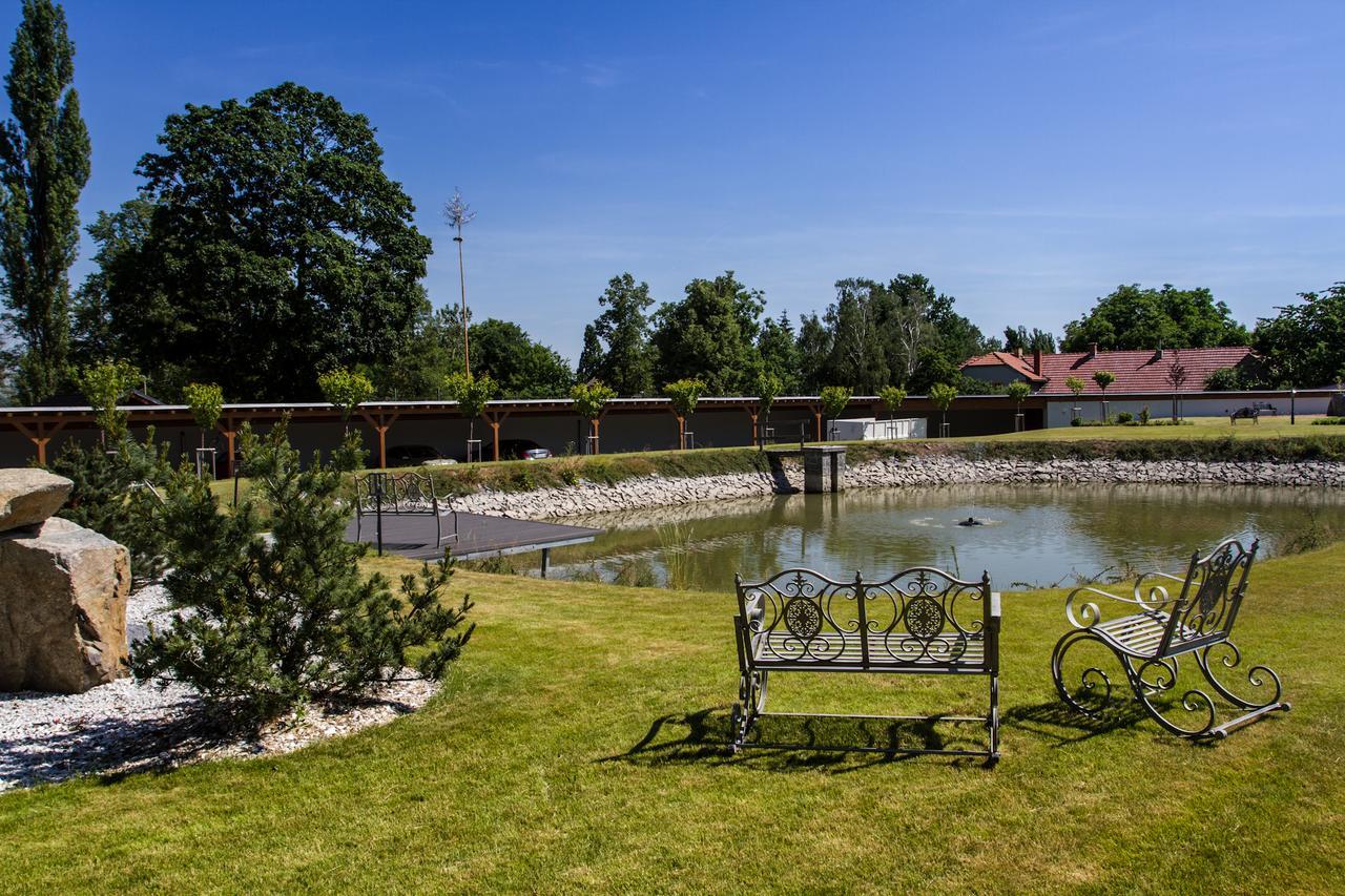 Hotel Panstvi Dlouha Lhota Bagian luar foto