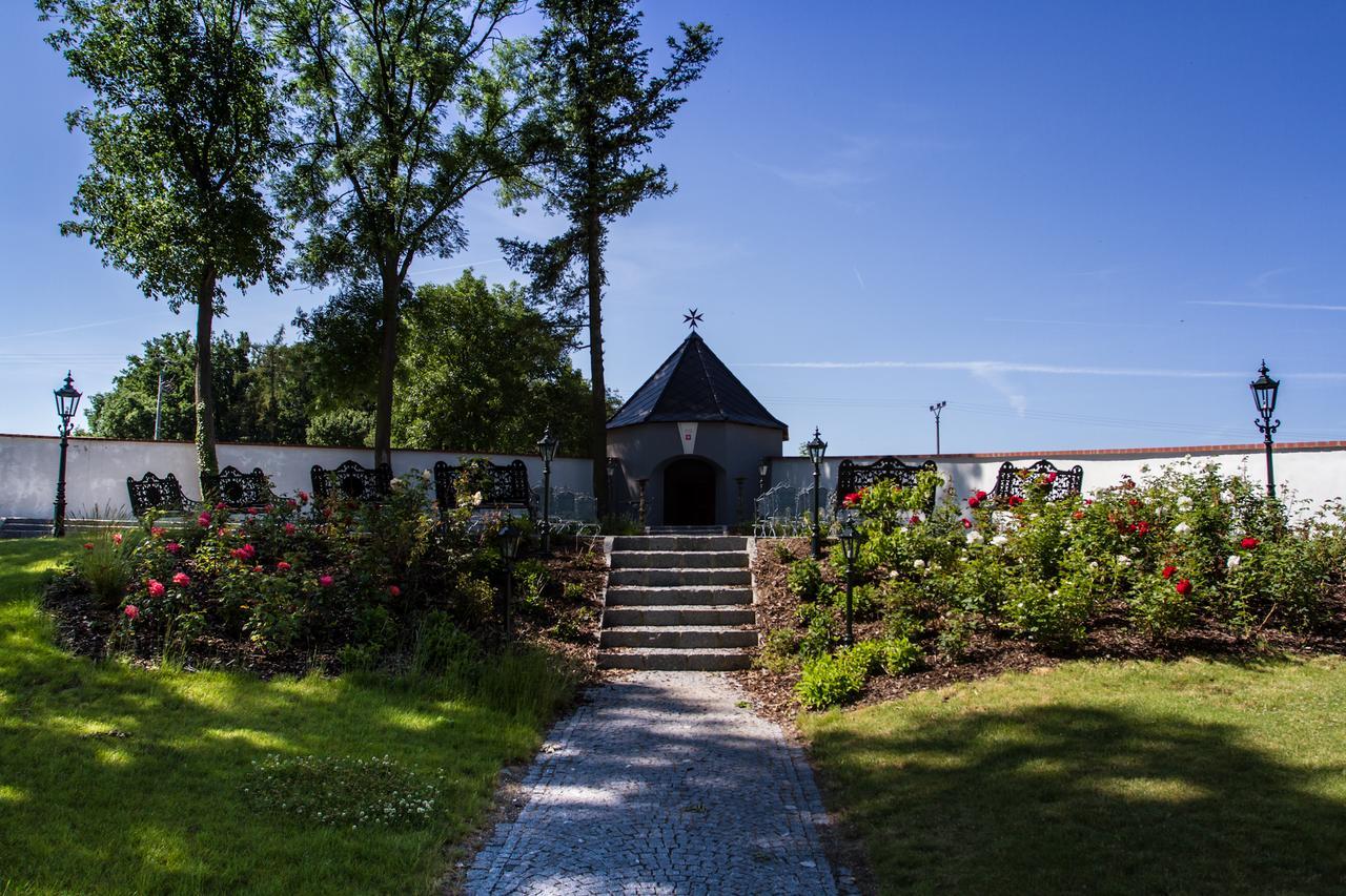 Hotel Panstvi Dlouha Lhota Bagian luar foto